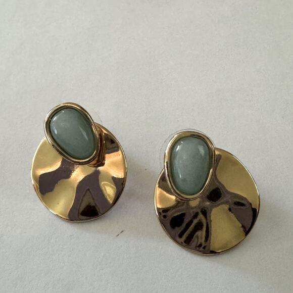 Vintage Gold Tone Wave & Faux Jade Post Pierced Earrings Jewelry - Picture 1 of 7